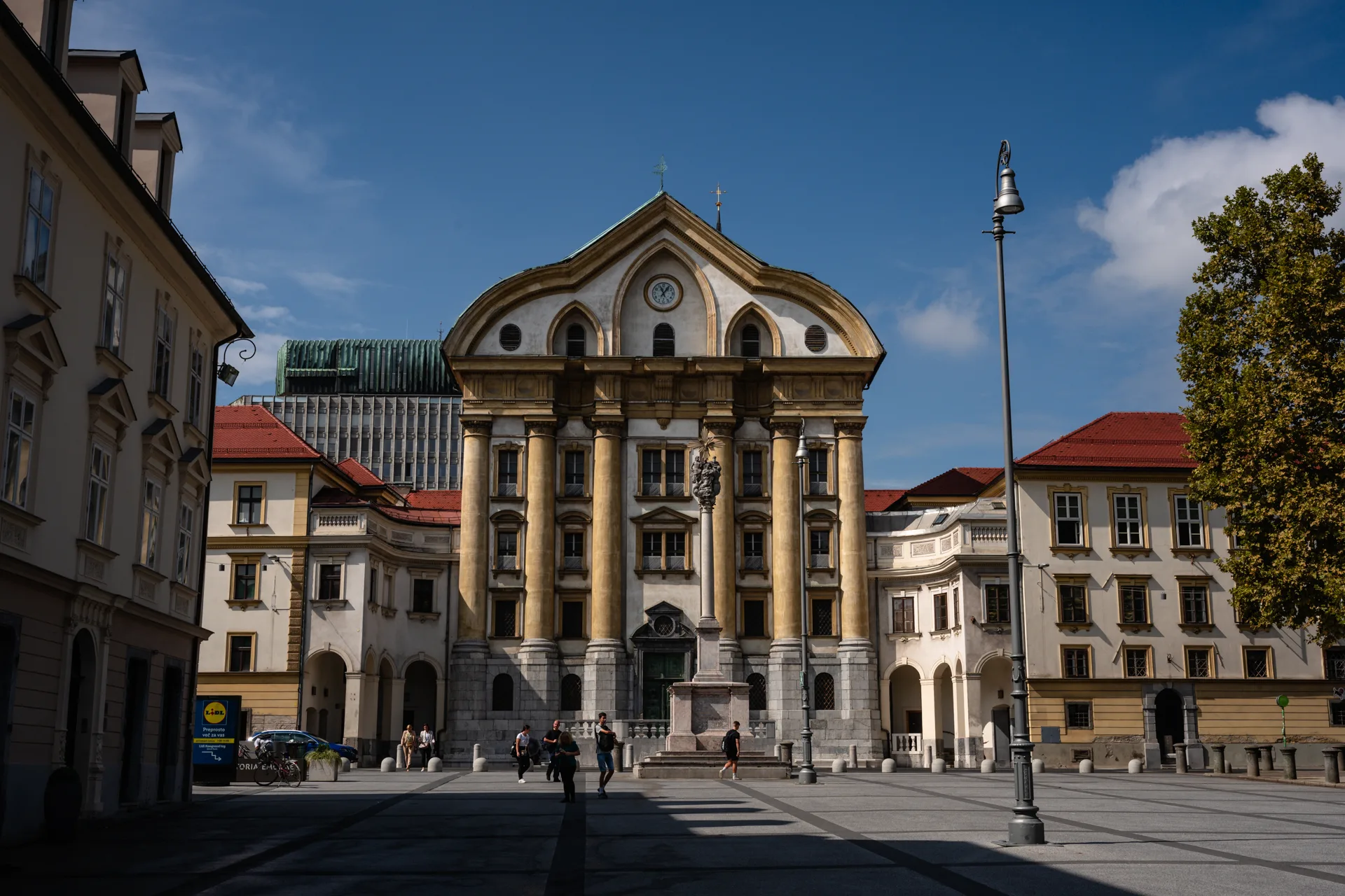 Lublana, stolica Słowenii - barokowy Kościół Św. Trójcy w Lublanie